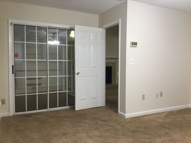 Building Photo - Located in Hunters Chase - 2 BR/2 BA w/ Fireplace, Office, & Landry Room ***MOVE-IN SPECIAL****