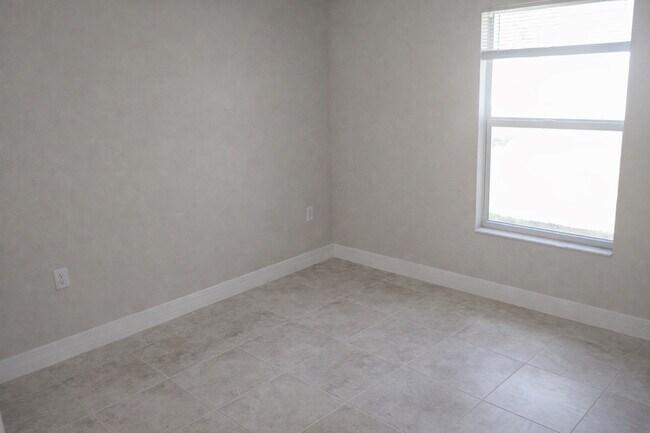 Building Photo - 2600 NW 4th Ave