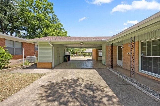Building Photo - 1702 Ridgemont Dr