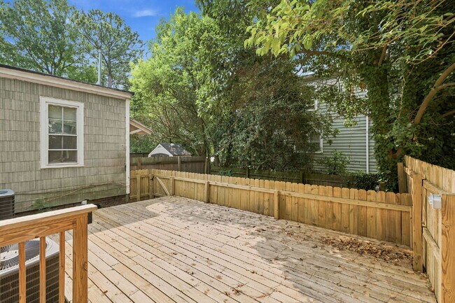 Building Photo - Live Steps from the Heart of Olde Towne