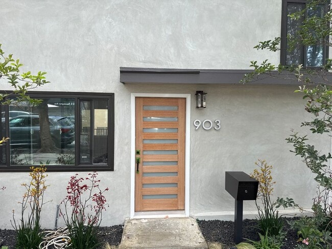 Primary Photo - 903 S Barrington Ave
