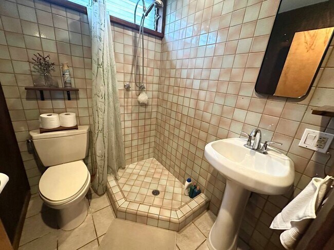 Building Photo - Cozy and Furnished-1 Bedroom, 1 Bath with Mountain Views