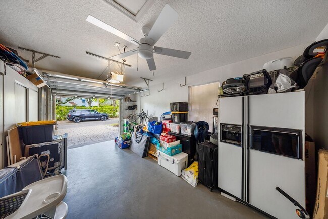 Building Photo - 4117 W Palm Aire Dr