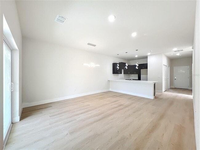 Building Photo - 356 W 4th St