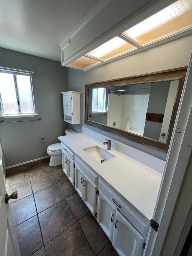Building Photo - SW Visalia Home coming soon!!
