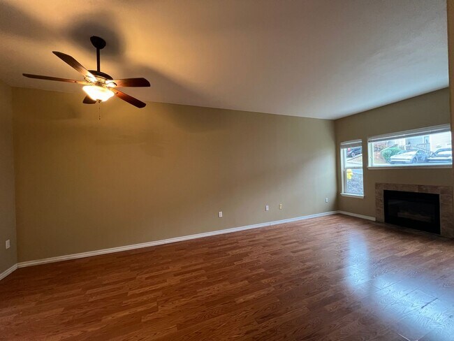 Building Photo - Rent Special: FREE February's Rent