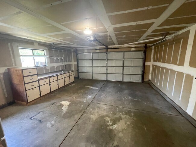 Building Photo - Central Chico, 3/2 fenced yard, 2 car garage, Gardener included, Solar, Fireplace, Craftsman Pergola