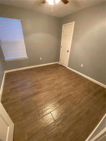 Building Photo - Room in House on Dittmar Oaks Dr