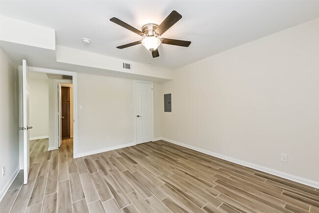 Building Photo - 1860 White Oak Dr