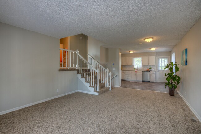 Building Photo - Convenient location! Side Split in Western Omaha.