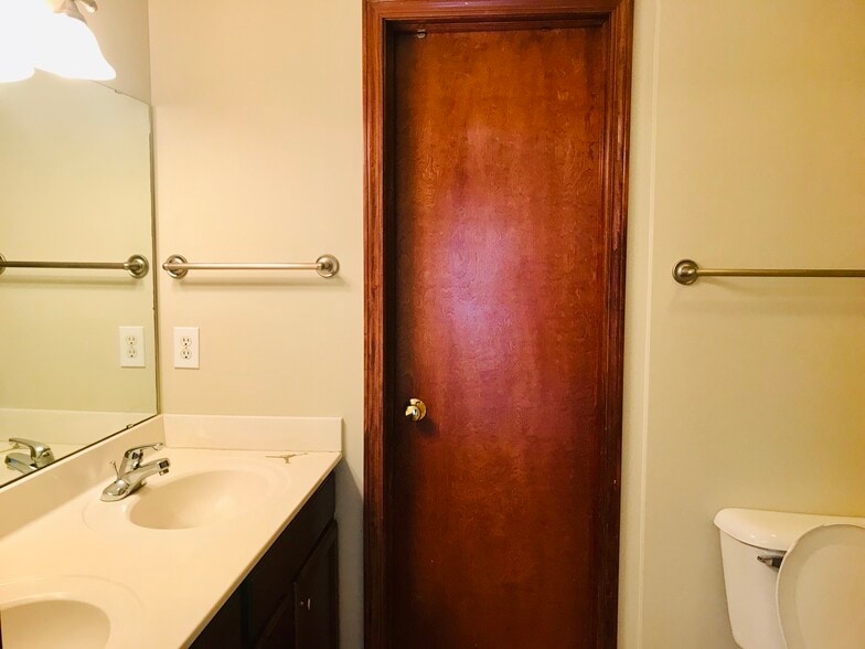 Master full bath with two sink - 3843 West De Blaay Ct SE