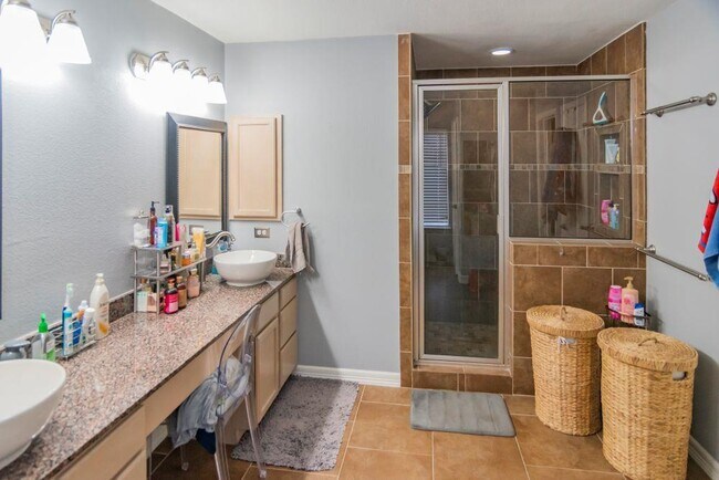 Building Photo - 1117 Del Roy Dr
