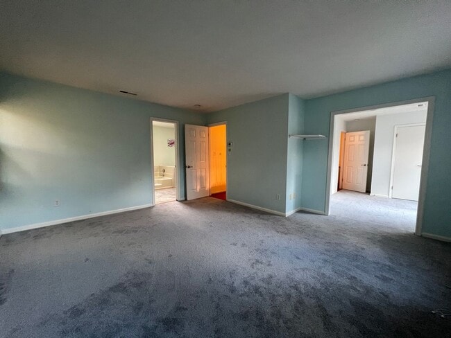 Building Photo - Spectacular 3 Bed 3.5 Bath Brick Home in Scenic Riverview Estates