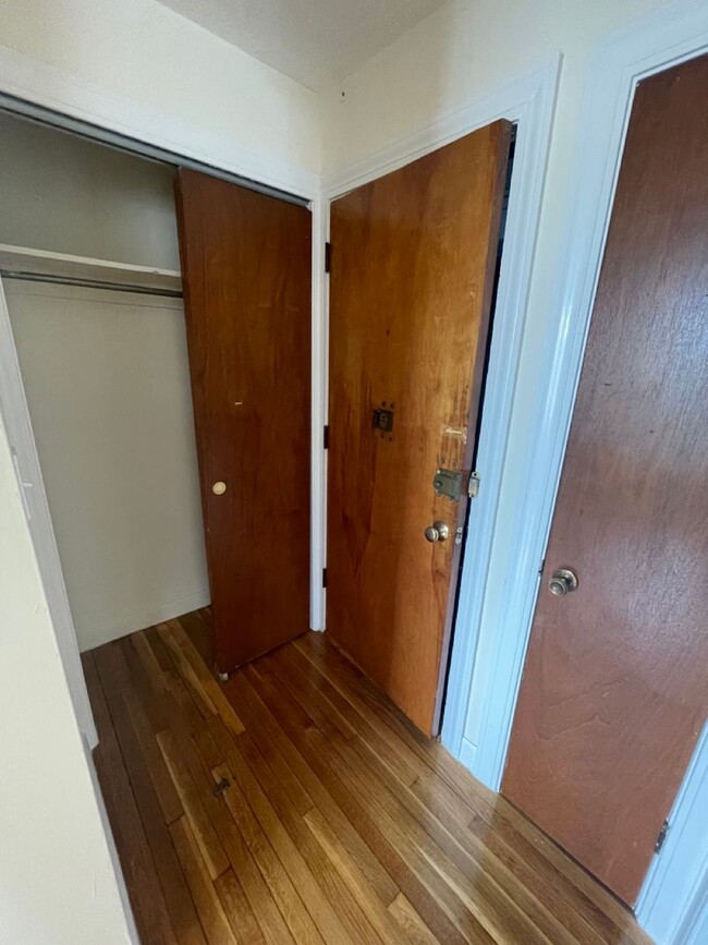 Building Photo - Avl NOW - Half Fee! Sunny 1BR near Boston ...