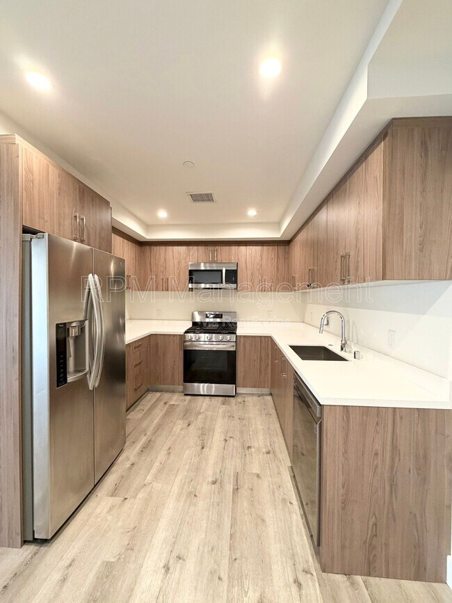 Building Photo - 5923 Laurel Canyon Blvd