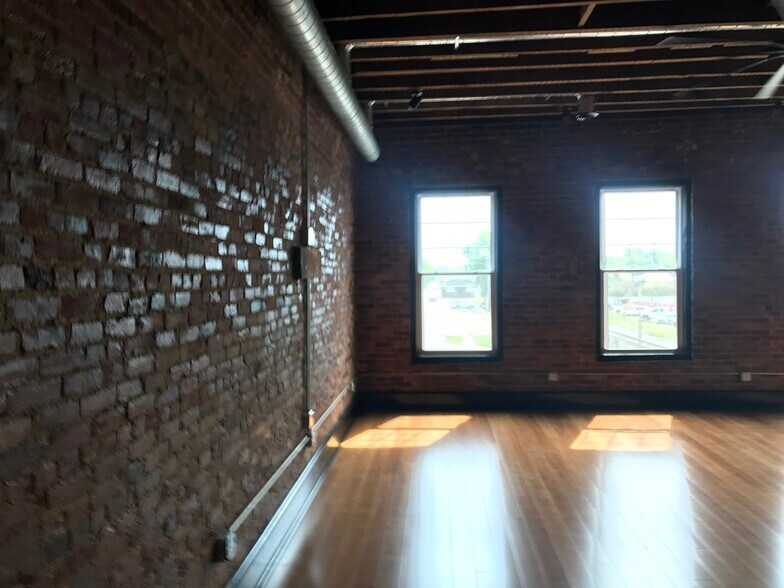 Building Photo - 426 Main St