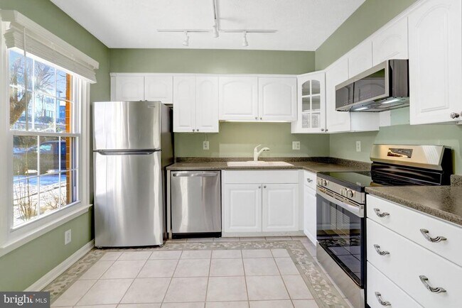 Building Photo - 5759 Independence Cir