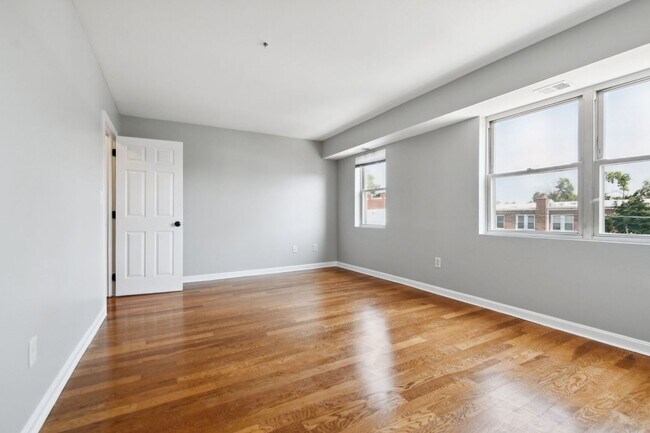 Building Photo - Available Now! 2 Level, 2 Bedroom Condo in Hill East!