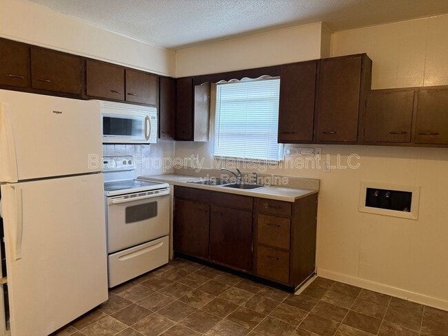 Building Photo - 1420 McArthur Rd