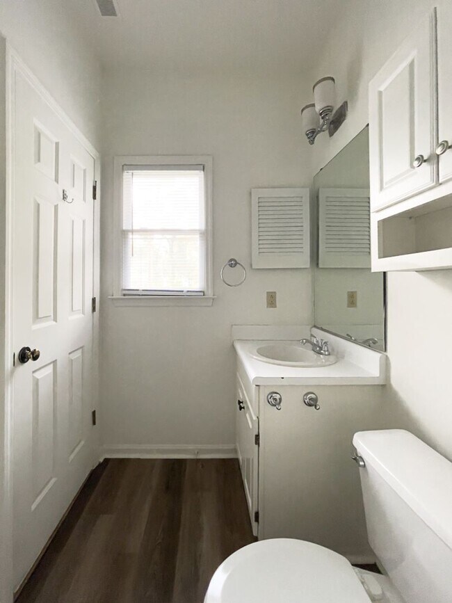 Building Photo - Two Bedroom Townhome!