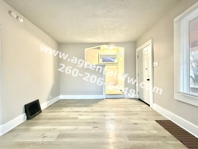 Building Photo - 2 Bedroom House