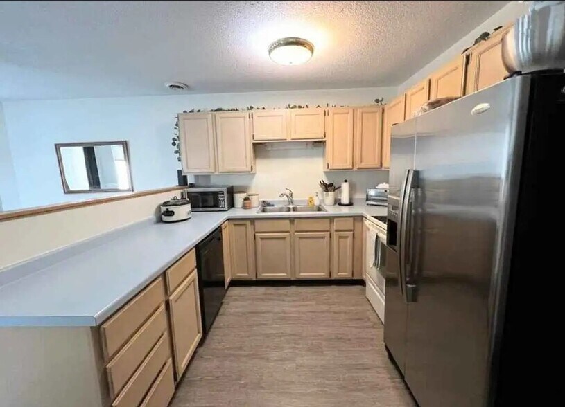 Kitchen - 2425 Bostrom Ct