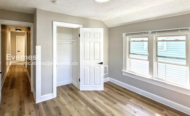 Building Photo - 3-Bedroom Townhome with Fenced Yard / Pet-...