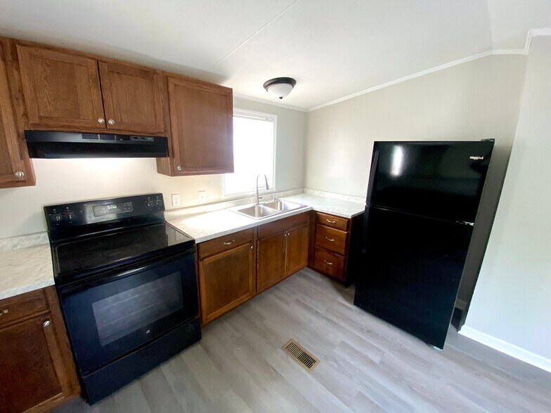 Building Photo - 102 Persimmon Dr