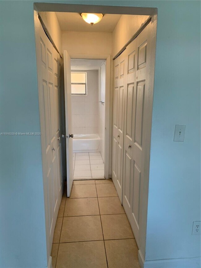 Building Photo - 1370 NE 119th St