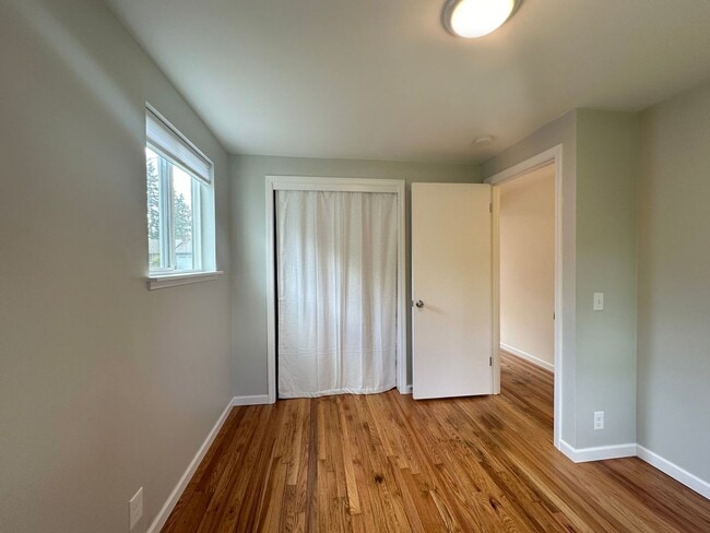 Building Photo - 3bd/1.5ba Shoreline Home