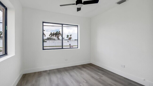 Building Photo - 5015 SW 25th St