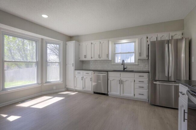 Building Photo - 1008 NW Roanoke Dr