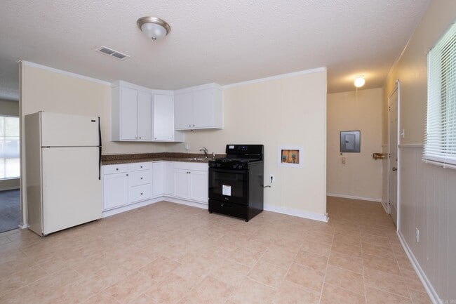 Building Photo - 7815 Moore Dr