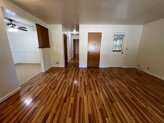 Building Photo - Clean, Private 2BD/1BA Duplex with Garage ...