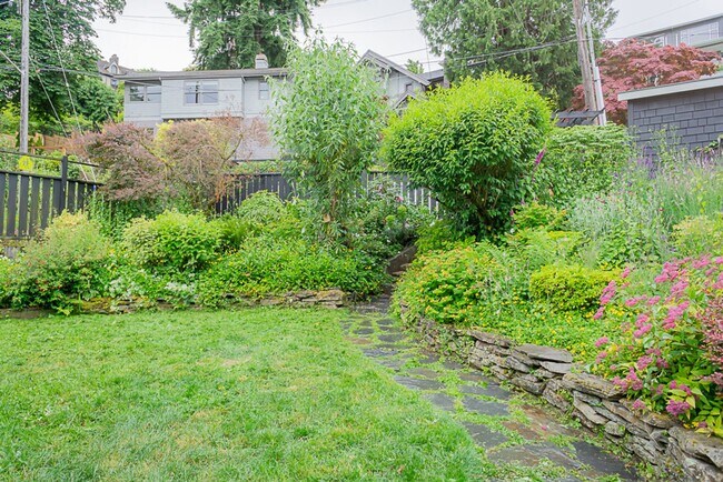 Building Photo - 4bd/2.5ba Seattle Home