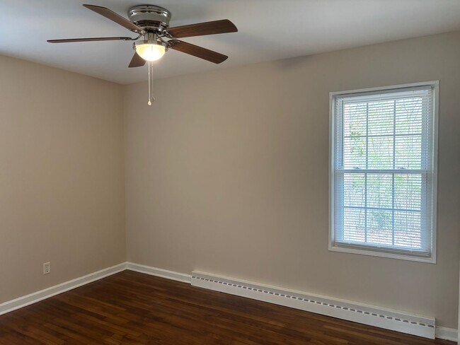 Building Photo - 3 BED, 2 BATH BRICK HOME IN ASHEBORO!