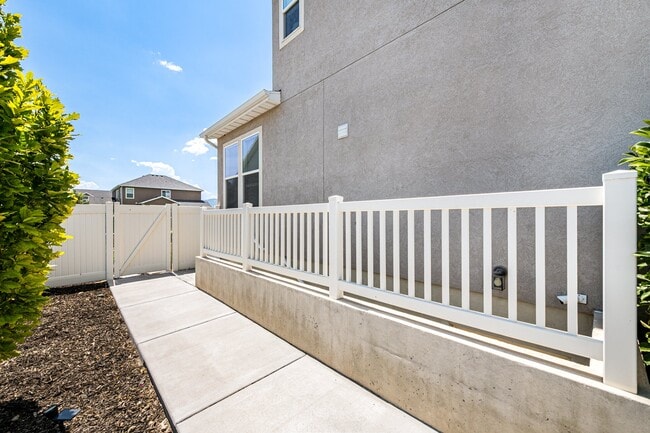 Building Photo - 1203 W Appaloosa Ln