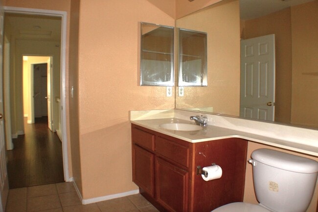 Building Photo - Roomy Palacio Del Oro North Townhome