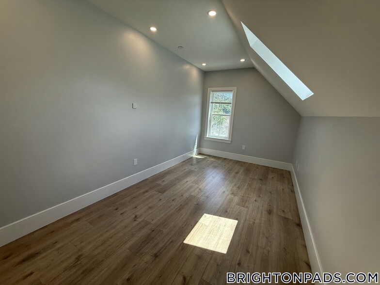 Building Photo - 124 Kenrick St