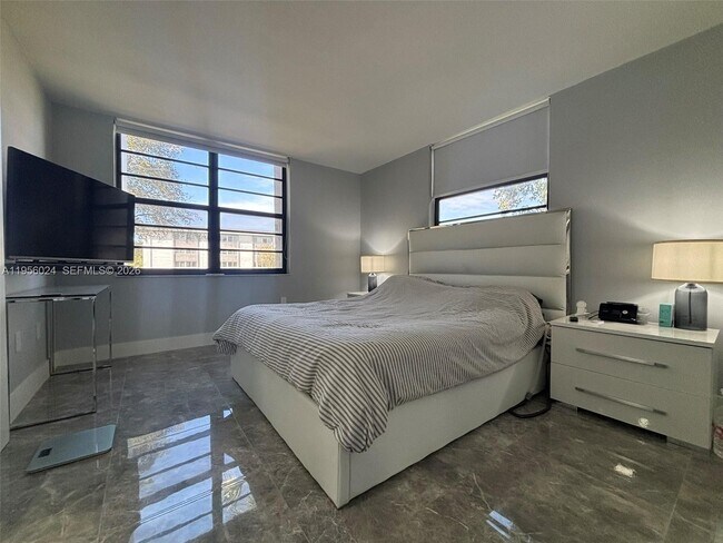 Building Photo - 10865 SW 112th Ave