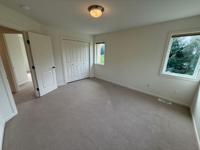 Building Photo - 11543 NE Skyward Loop
