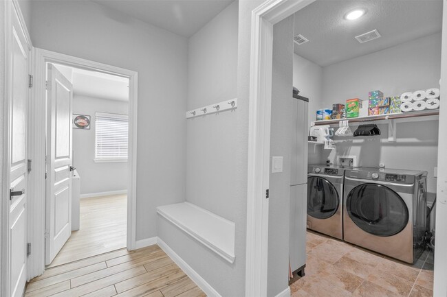 Building Photo - 817 Cloverwood Dr