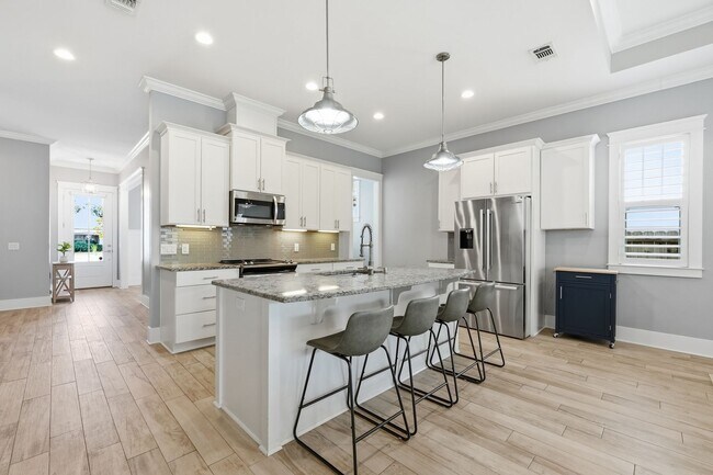 Building Photo - Stunning 4 Bedroom Home with Solar Energy & Private Pool!