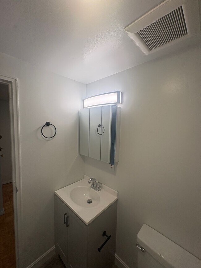 Building Photo - Beautiful modern unit with great location near nature in Brookline available NOW!