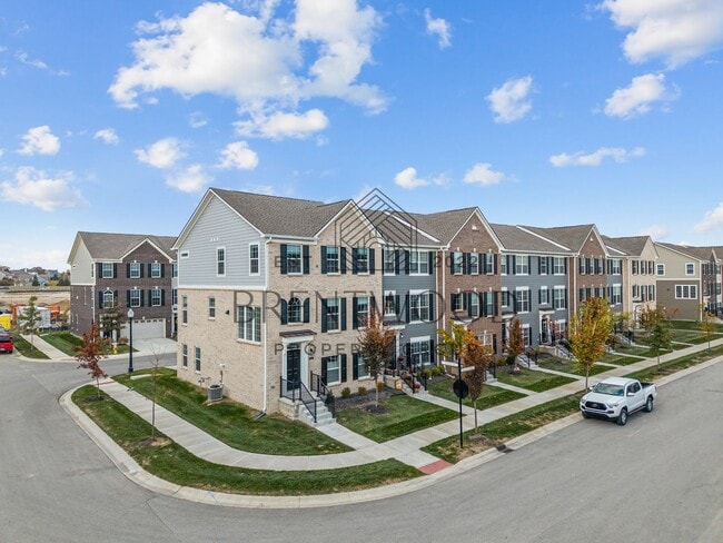 Building Photo - Move-In Ready Modern Townhome in Sought-Af...