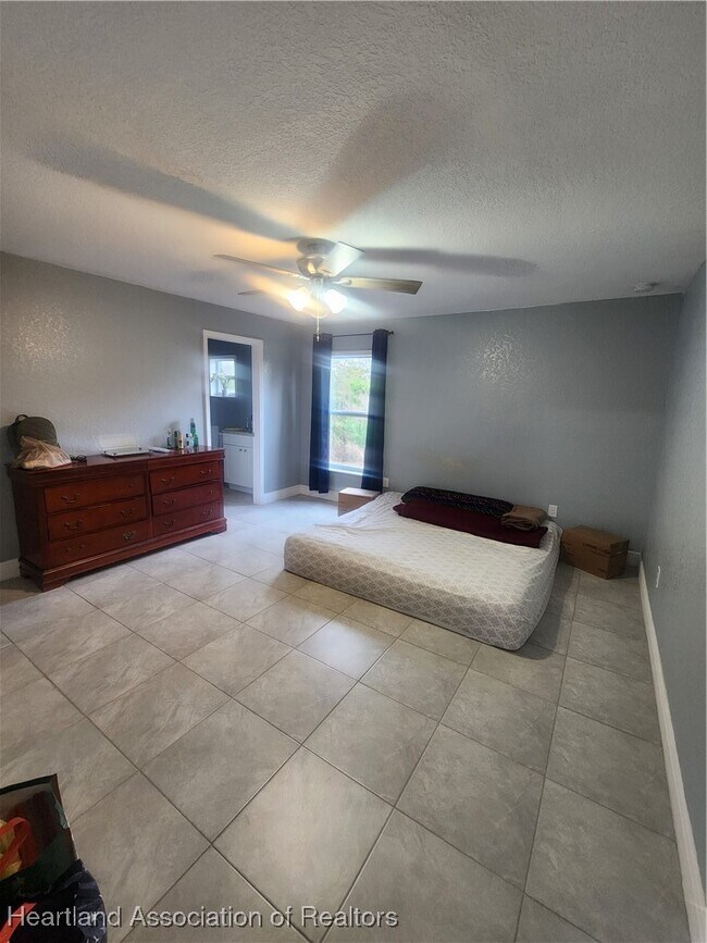 Building Photo - 2913 W Kevin Rd