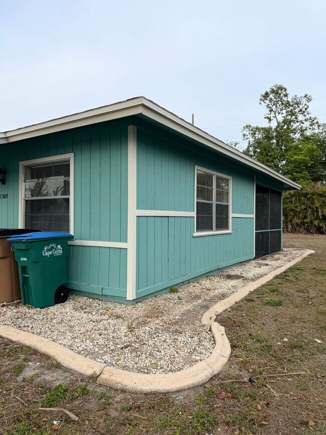 Building Photo - 2 Bedroom 1 Bath Duplex In Cape Coral