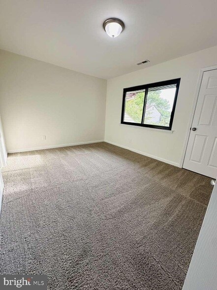 Building Photo - 16 E Daisy Ln