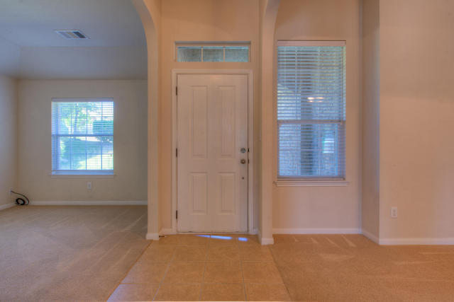 Building Photo - Classic Single Story Home In Beautiful Hil...