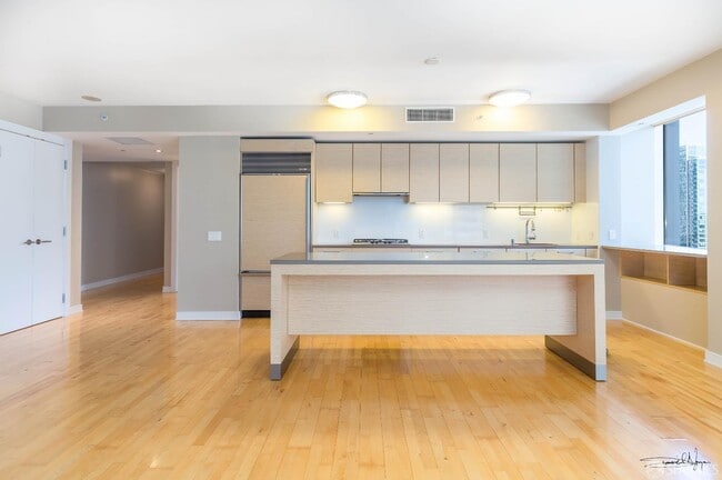 Building Photo - 301 Mission St